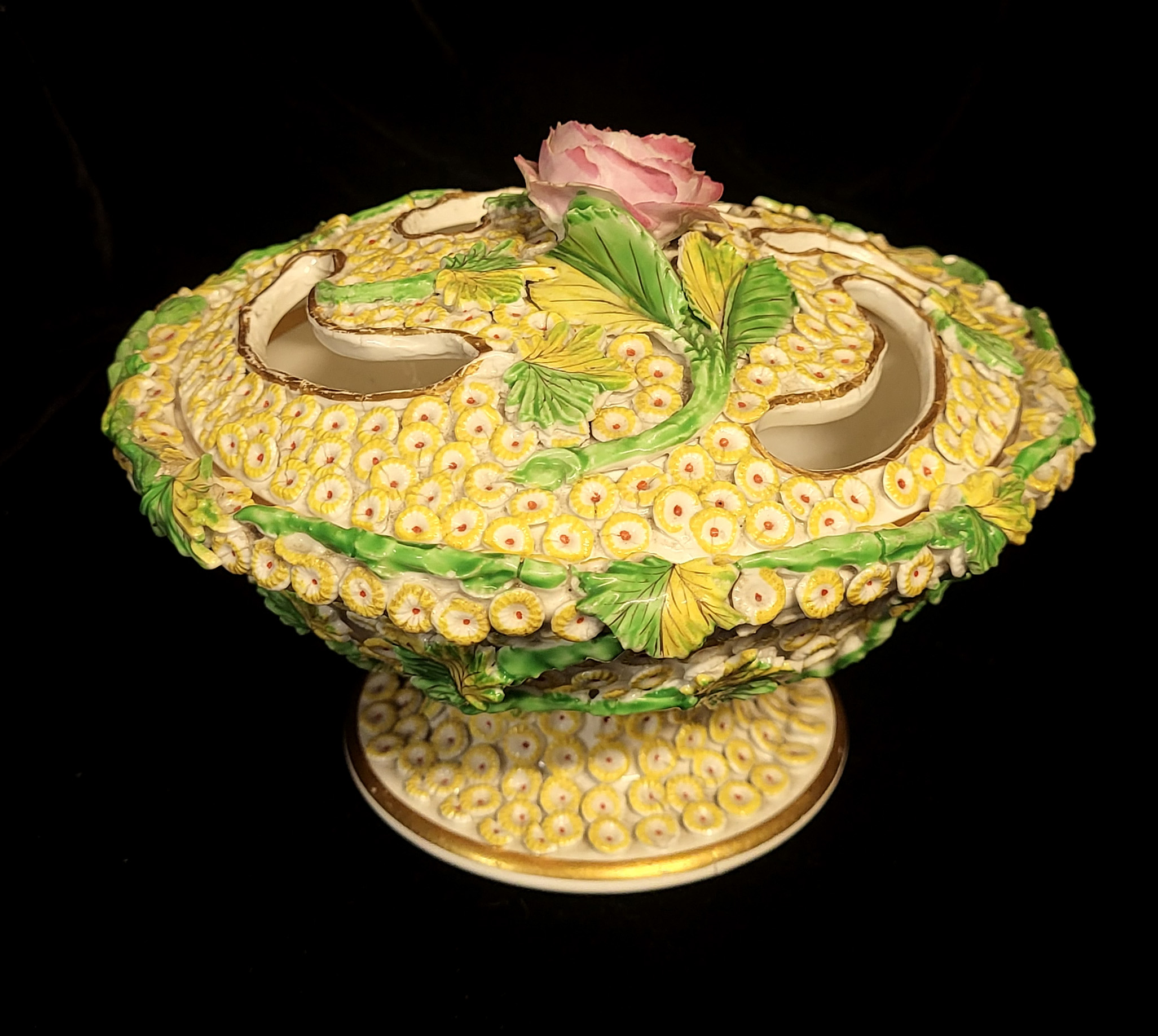 AN EXCEPTIONALLY RARE LATE 18TH CENTURY SPODE PORCELAIN POTPOURRI, CIRCA 1790 - 1805 A Spode