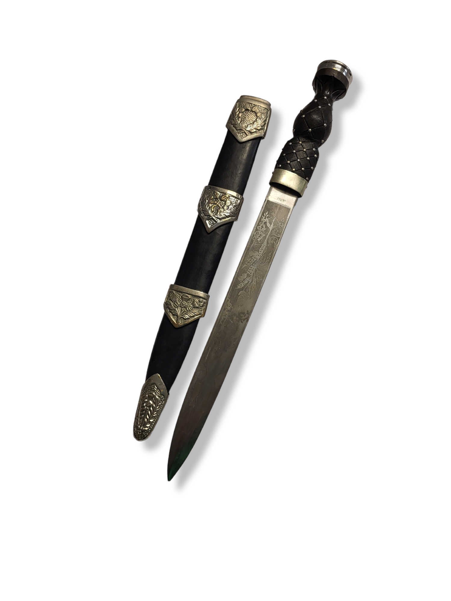 AN EARLY 20TH CENTURY NORTH INDIAN KHANJAR DAGGER Metal ebonised grip, black leather scabbard, - Image 4 of 6