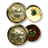 A PAIR OF VINTAGE YELLOW METAL, EMERALD AND SILVER ROMAN COIN DESIGN CUFFLINKS Having a Roman