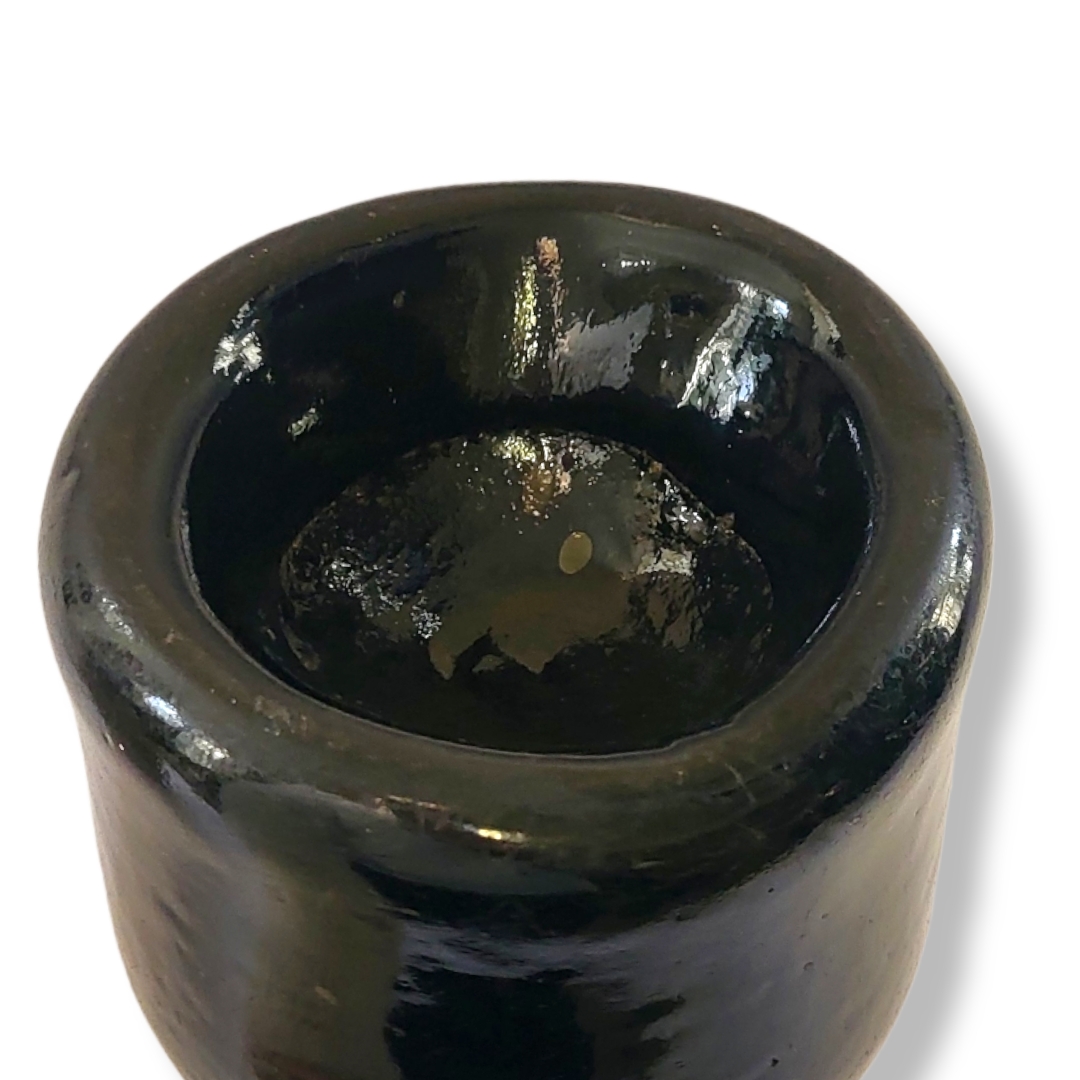 AN EARLY 18TH CENTURY MALLET FORM DARK GLAZED GLASS PORT BOTTLE, CIRCA 1700 - 1725 Having original - Image 6 of 9