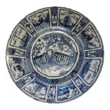 A LARGE LATE 17TH/EARLY 18TH CENTURY CHINESE BLUE AND WHITE 'KRAAK 'PORCELAIN CHARGER Having hand