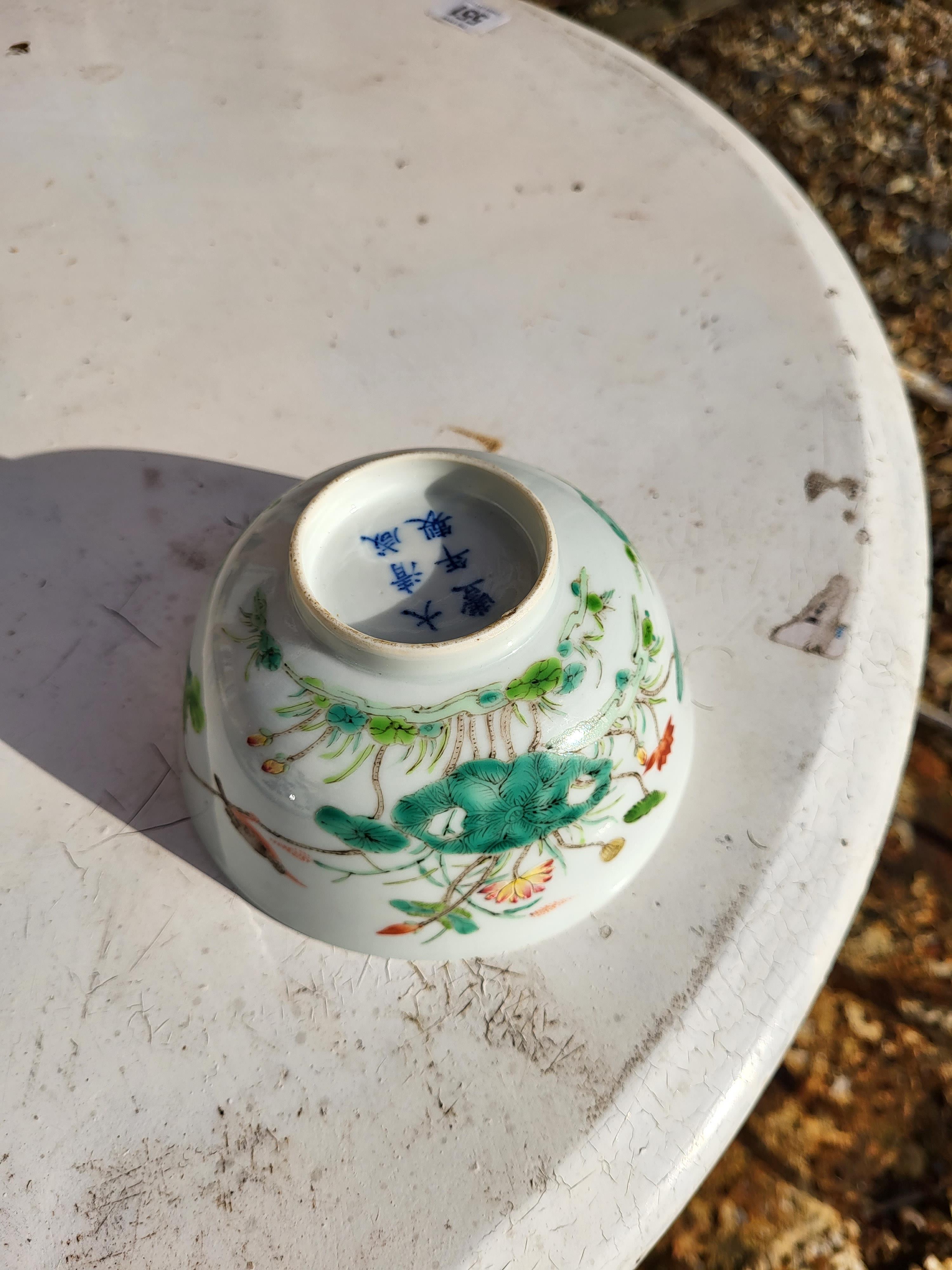 A 19TH CENTURY CHINESE QING DYNASTY FAMILLE VERTE PORCELAIN BOWL Enamelled to one side with lotus - Image 17 of 19