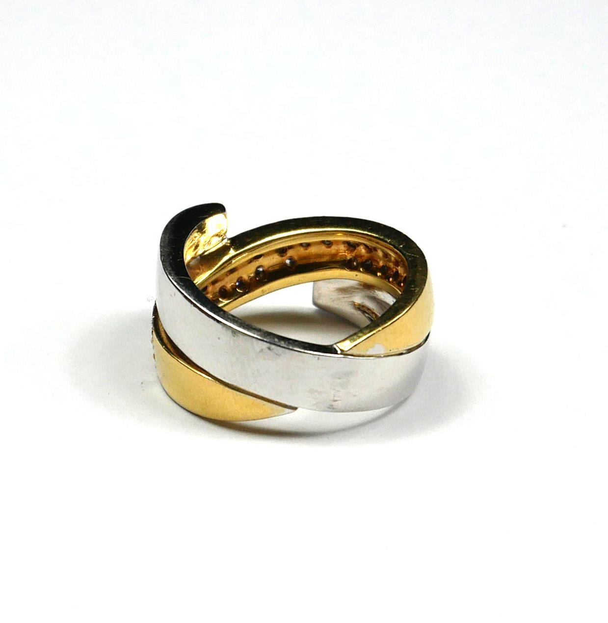 AN 18CT BICOLOUR GOLD AND DIAMOND HALF TWIST RING Two rows of round cut diamonds on a yellow gold - Image 4 of 4