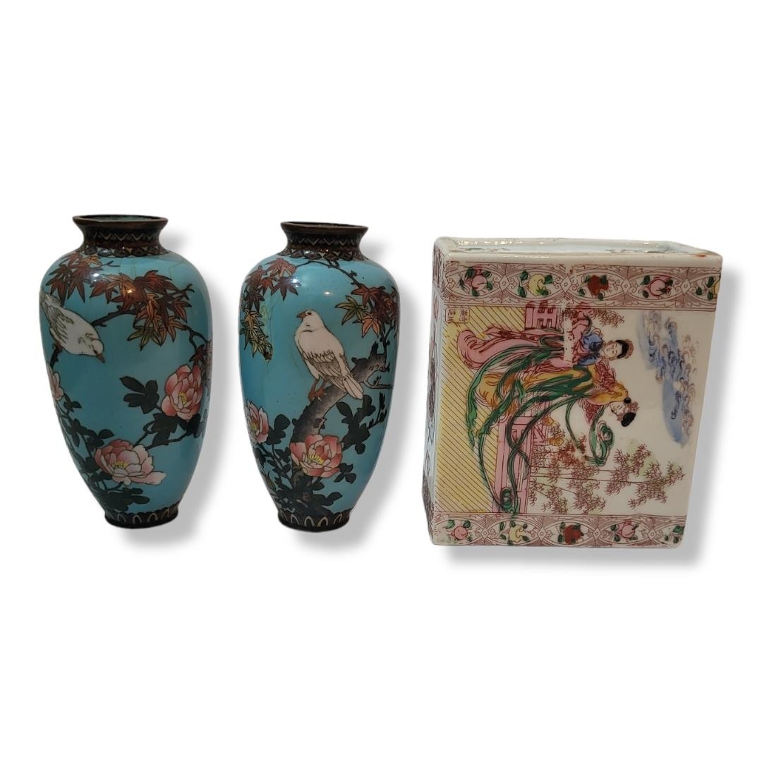 A 20TH CENTURY CHINESE FAMILLE ROSE PORCELAIN RECTANGULAR POTPOURRI VASE With pierced decoration and - Image 2 of 10