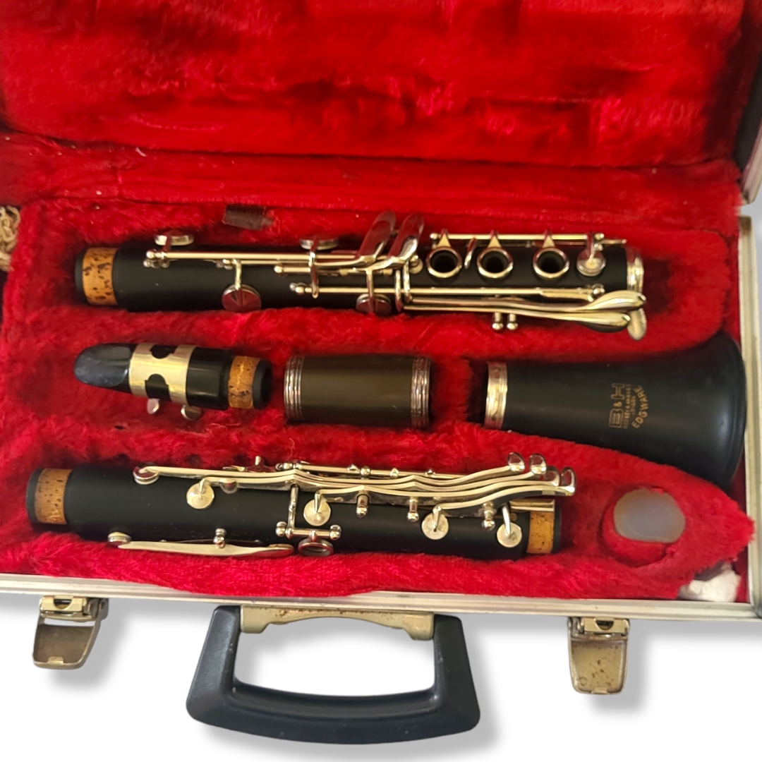 BOOSEY AND HAWKES, A VINTAGE 'BANDHITE' CLARINET Five sections, numbered 410005, in a fitted - Bild 2 aus 3