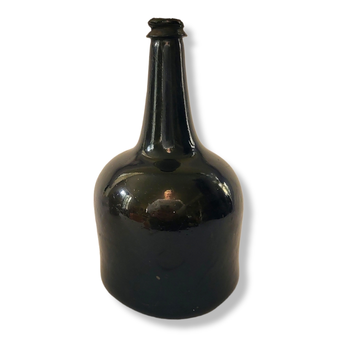 AN EARLY 18TH CENTURY MALLET FORM DARK GLAZED GLASS PORT BOTTLE, CIRCA 1700 - 1725 Having original - Image 2 of 9