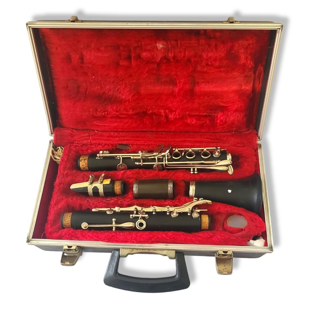 BOOSEY AND HAWKES, A VINTAGE 'BANDHITE' CLARINET Five sections, numbered 410005, in a fitted