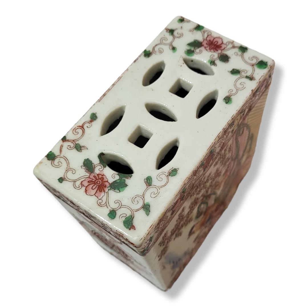 A 20TH CENTURY CHINESE FAMILLE ROSE PORCELAIN RECTANGULAR POTPOURRI VASE With pierced decoration and - Image 6 of 10