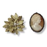 A VINTAGE YELLOW METAL AND CULTURED PEARL BROOCH Having textured design to leaves,together with a