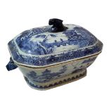AN 18TH CENTURY CHINESE EXPORT BLUE AND WHITE PORCELAIN RECTANGULAR TUREEN AND COVER Hand painted