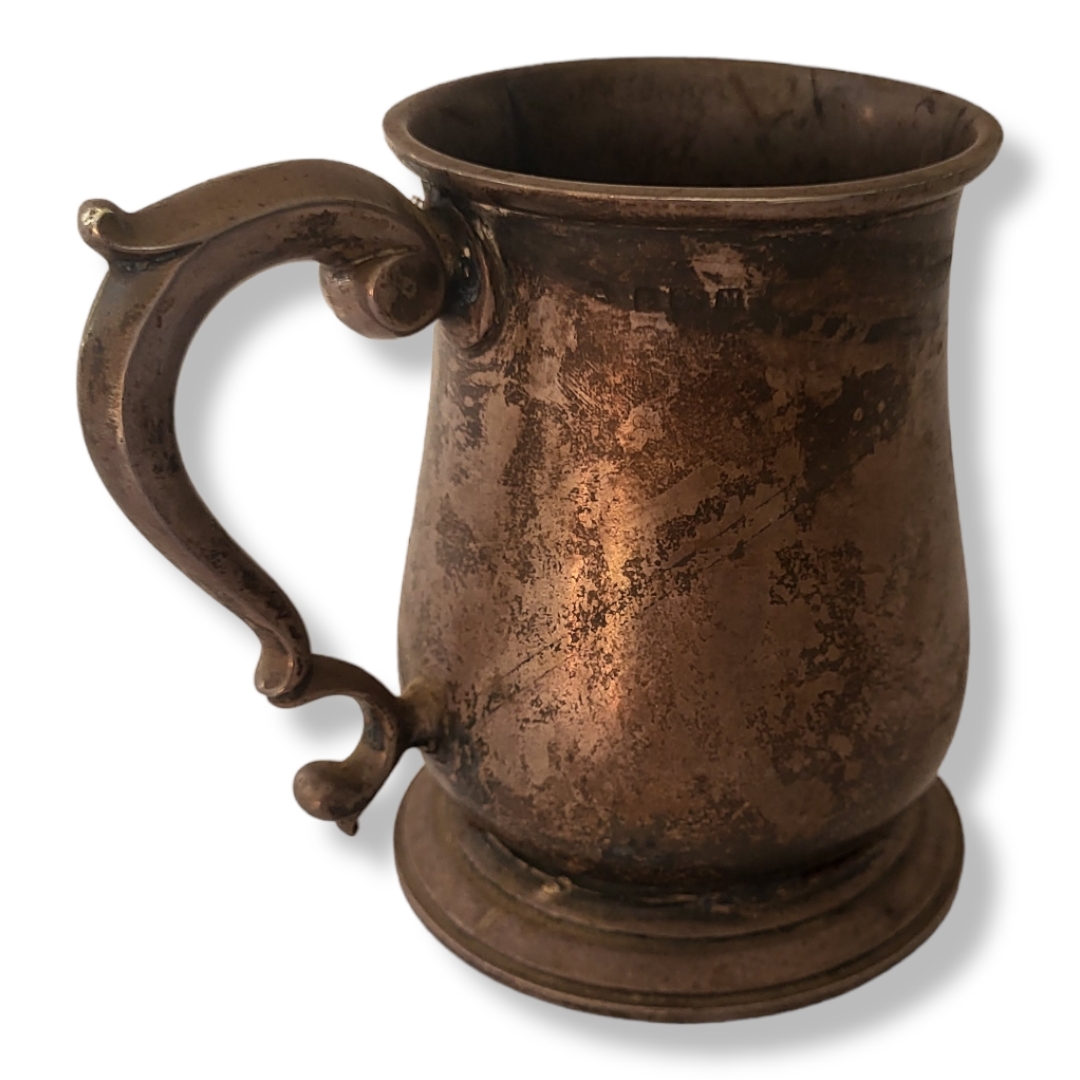 AN EARLY 20TH CENTURY SILVER TANKARD Having a single scrolled handle and presentation inscription ' - Image 2 of 2