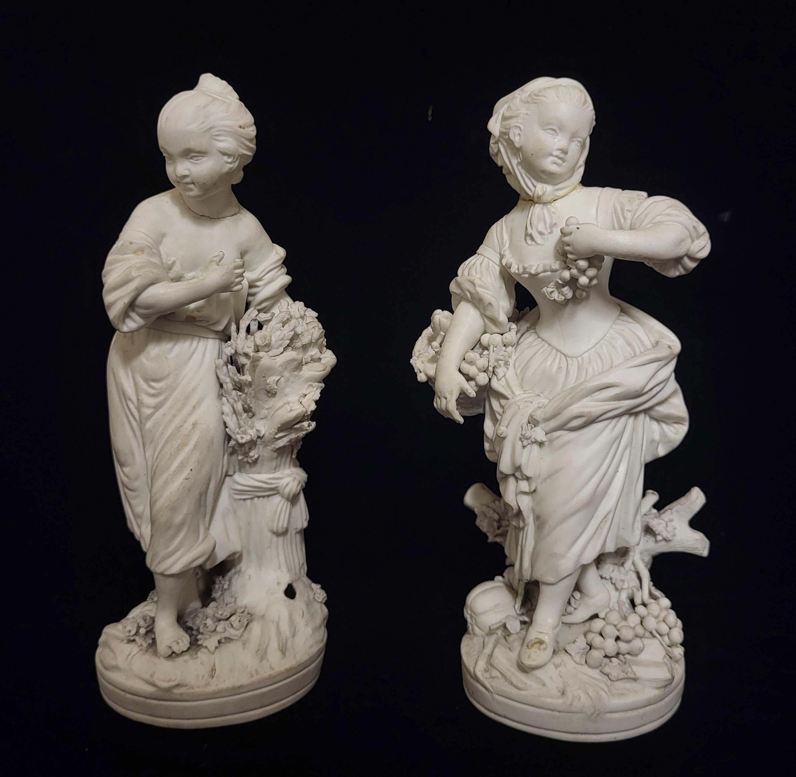 A PAIR OF EARLY 19TH CENTURY DERBY BLANC DE CHINE PORCELAIN FIGURES Female characters wearing period - Image 10 of 11