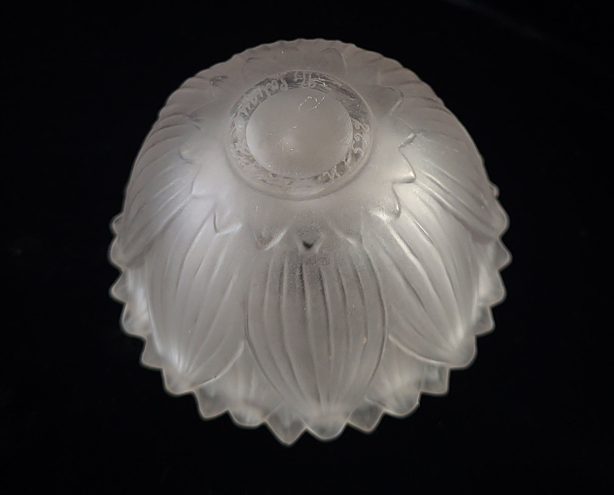 LALIQUE, A VINTAGE GLASS SCENT BOTTLE Organic form, engraved mark to base number H1522. (approx 5cm) - Image 5 of 7