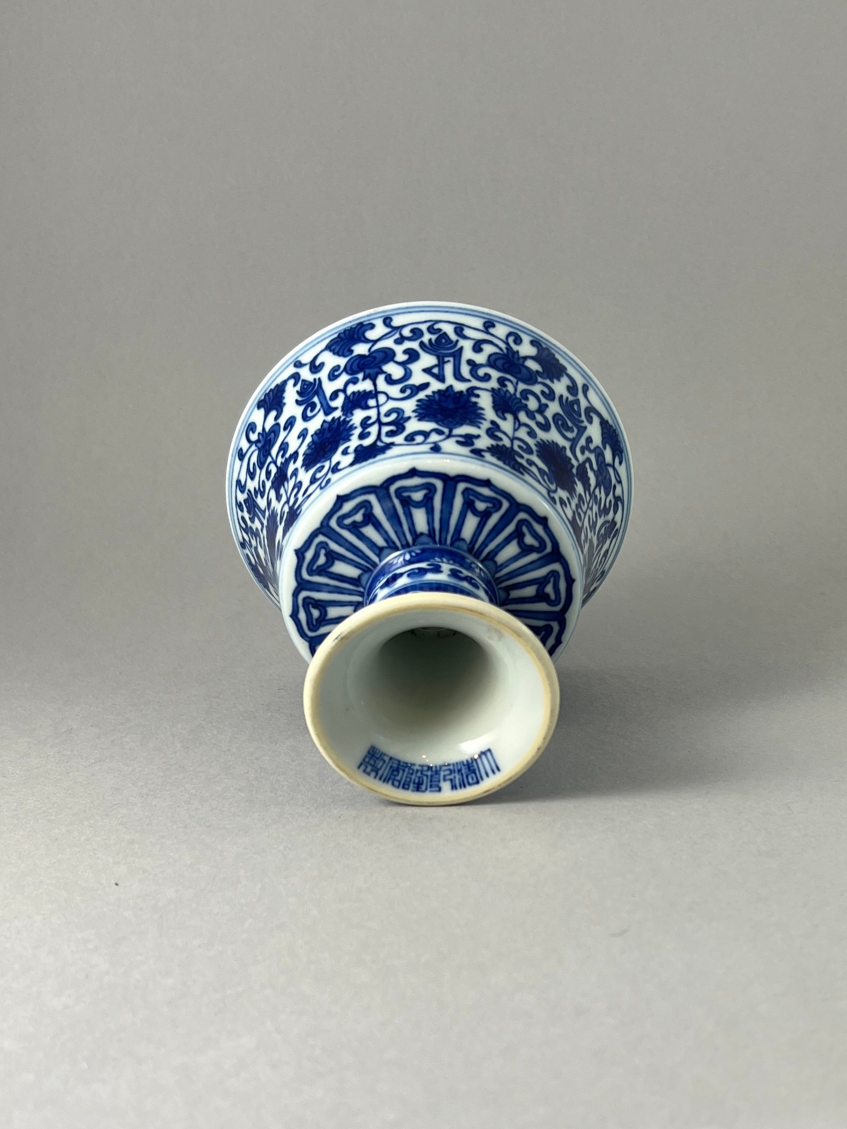 A Blue and White Stembowl, six character mark of Qianlong W:12.6cm well painted in Ming style, - Image 5 of 5