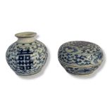 A LATE QING DYNASTY 19TH CENTURY CHINESE BLUE AND WHITE PORCELAIN CIRCULAR BOX AND COVER Blue