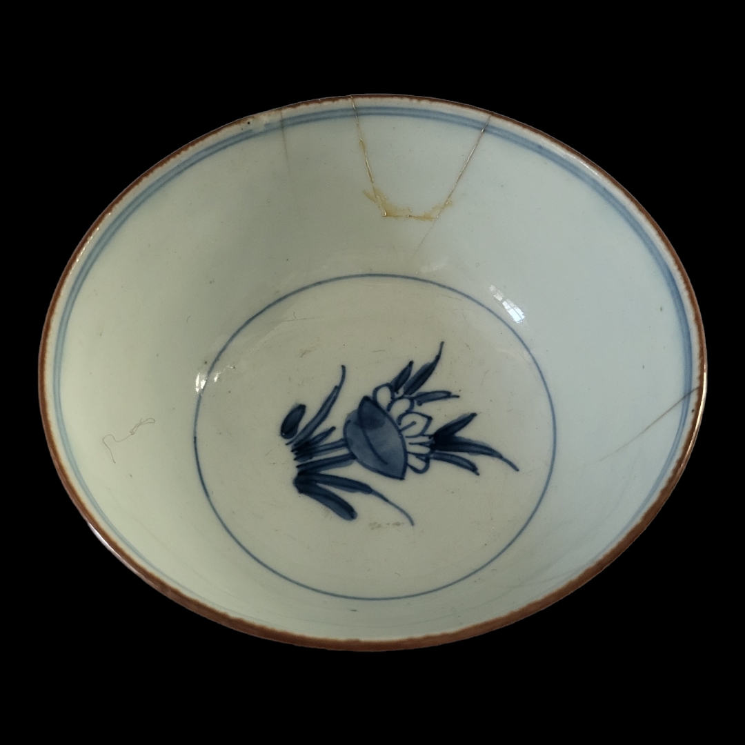 A 19TH CENTURY CHINESE QING DYNASTY FAMILLE VERTE PORCELAIN BOWL Enamelled to one side with lotus - Image 3 of 19