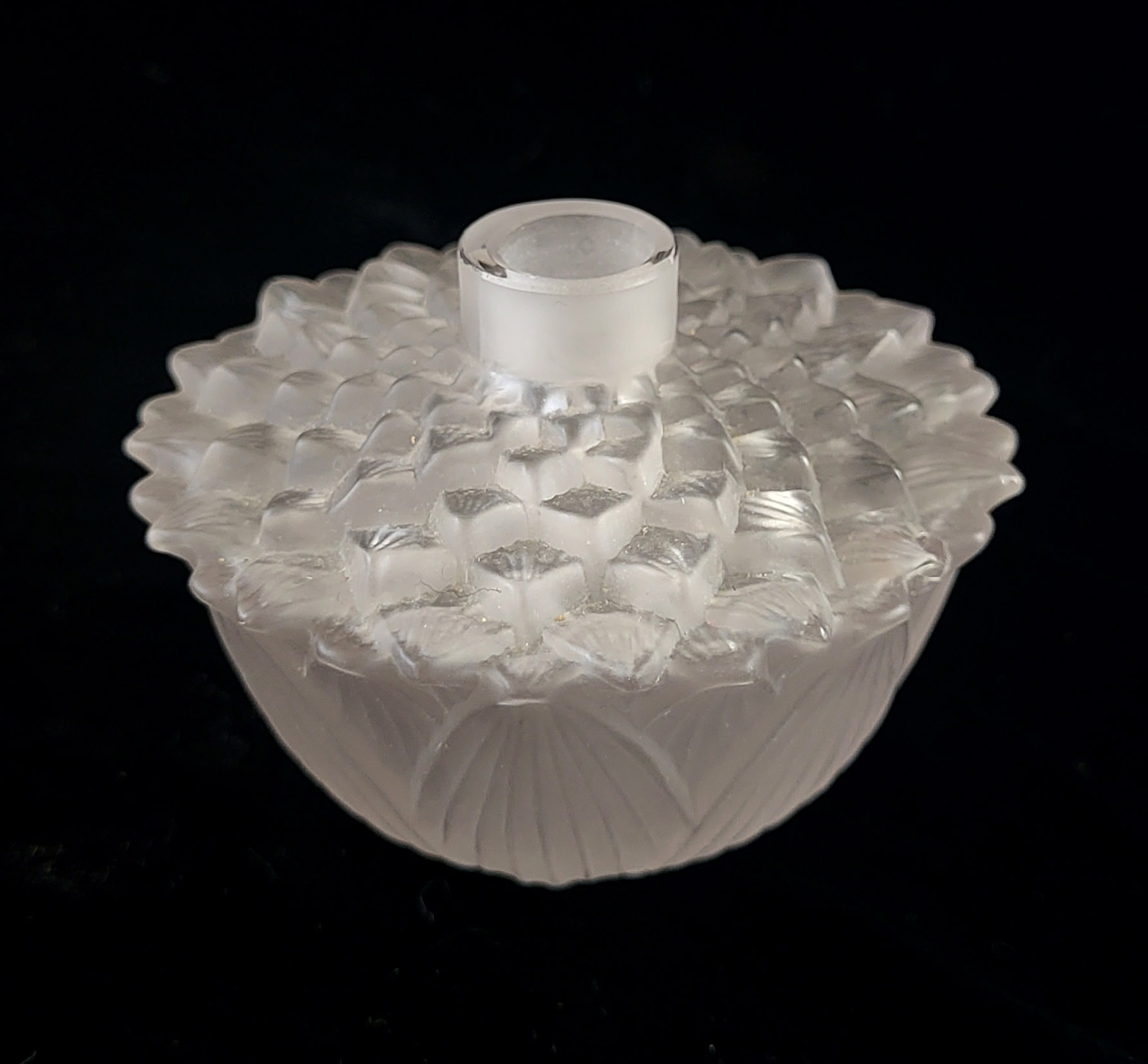 LALIQUE, A VINTAGE GLASS SCENT BOTTLE Organic form, engraved mark to base number H1522. (approx 5cm)