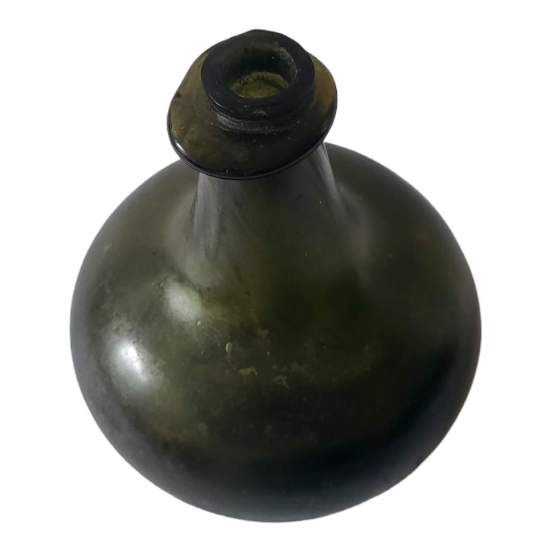 AN EARLY 18TH CENTURY ONION FORM GREEN GLAZED GLASS WINE BOTTLE, CIRCA 1720 - 1760 An unusual - Image 2 of 4