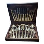 A BOXED 1970’S SHEFFIELD NEWBRIDGE SILVER PLATED CANTEEN OF CUTLERY FOR SIX Comprising various