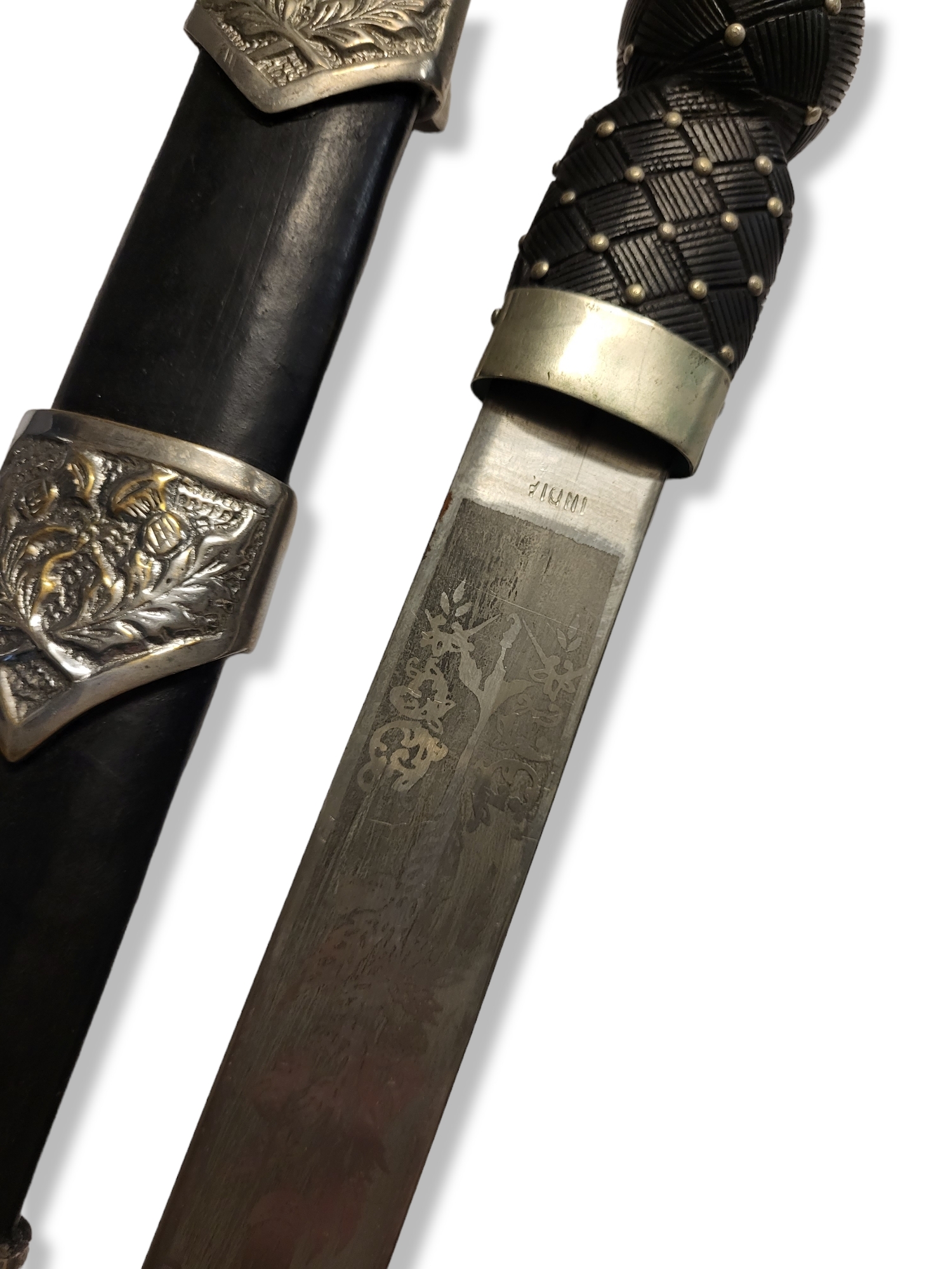 AN EARLY 20TH CENTURY NORTH INDIAN KHANJAR DAGGER Metal ebonised grip, black leather scabbard, - Image 5 of 6