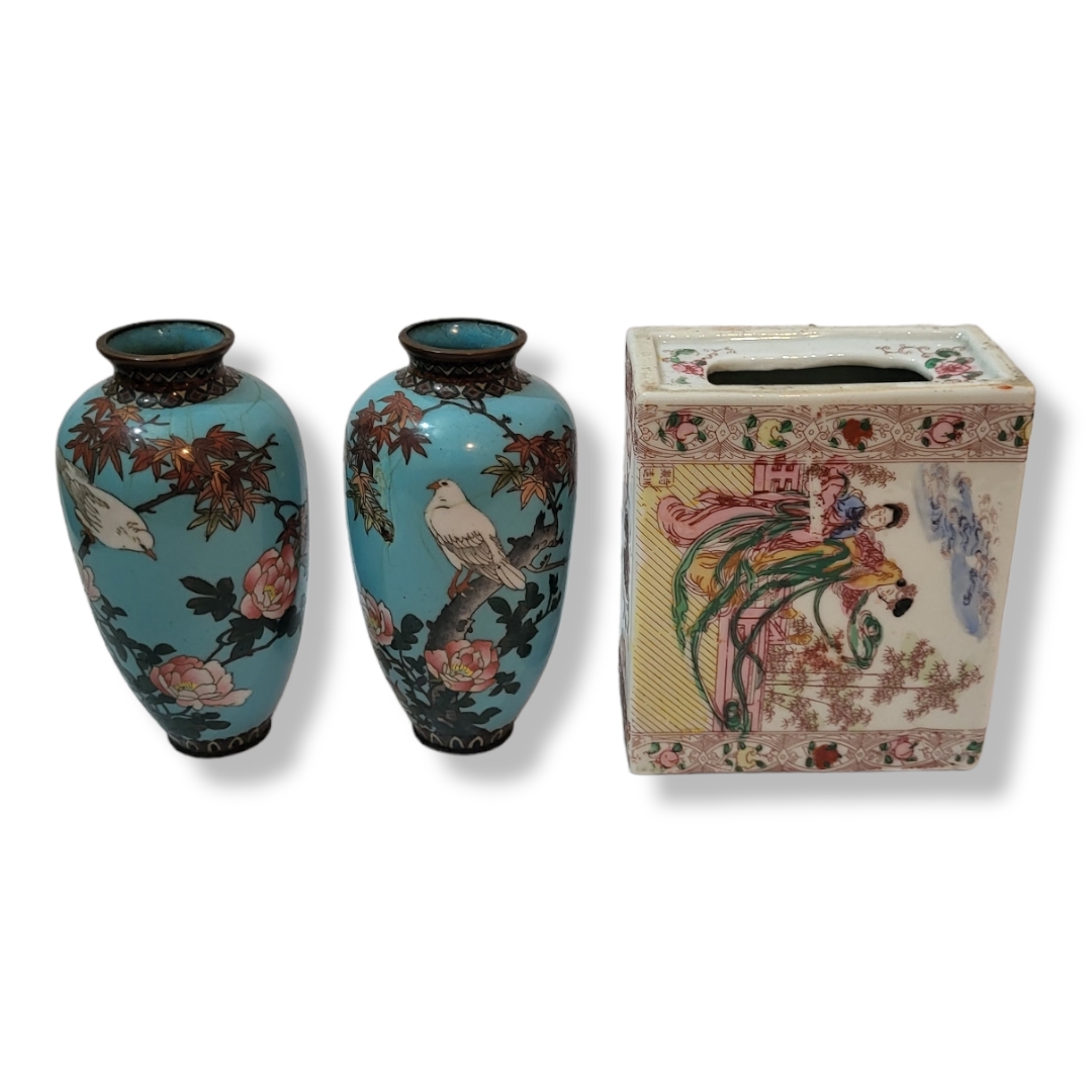 A 20TH CENTURY CHINESE FAMILLE ROSE PORCELAIN RECTANGULAR POTPOURRI VASE With pierced decoration and