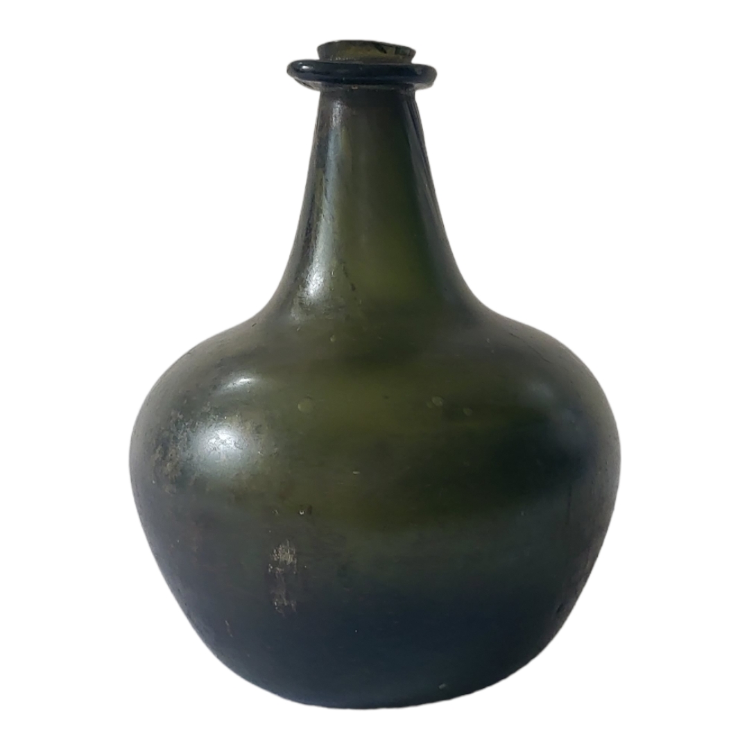 AN EARLY 18TH CENTURY ONION FORM GREEN GLAZED GLASS WINE BOTTLE, CIRCA 1720 - 1760 An unusual - Image 3 of 4