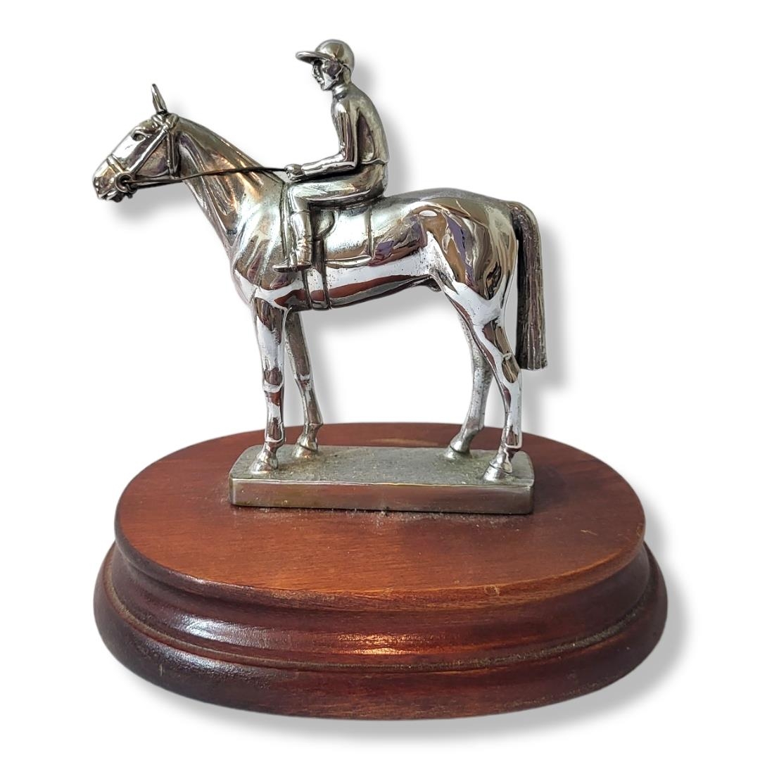 AN ART DECO CHROME RACEHORSE AND JOCKEY Standing pose on a carved wooden base. (approx 12cm) - Image 2 of 2