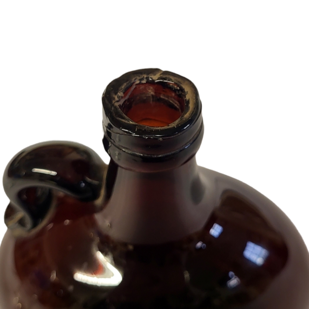 A VINTAGE AMBER GLASS FLAGON DECANTER/BOTTLE Facing a single handle and oval body. (approx 17cm x - Image 6 of 9