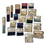 A COLLECTION OF TWENTY LATE 19TH/EARLY 20TH CENTURY VELVET LINED JEWELLERY BOXES To include three