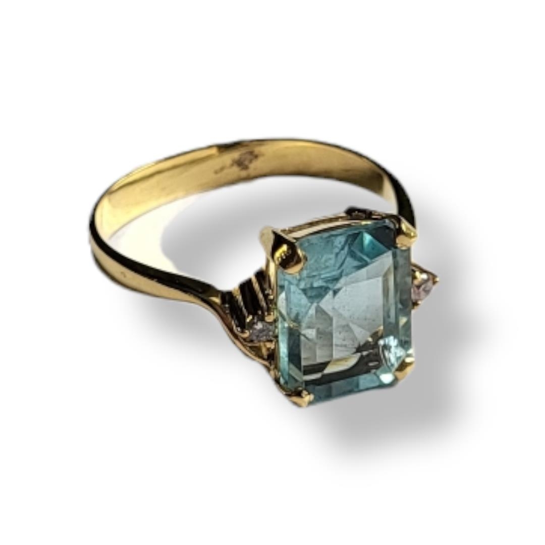 A 14CT GOLD AND AQUAMARINE RING The cushion cut central stone flanked by round cut diamonds. (aqua - Image 3 of 3