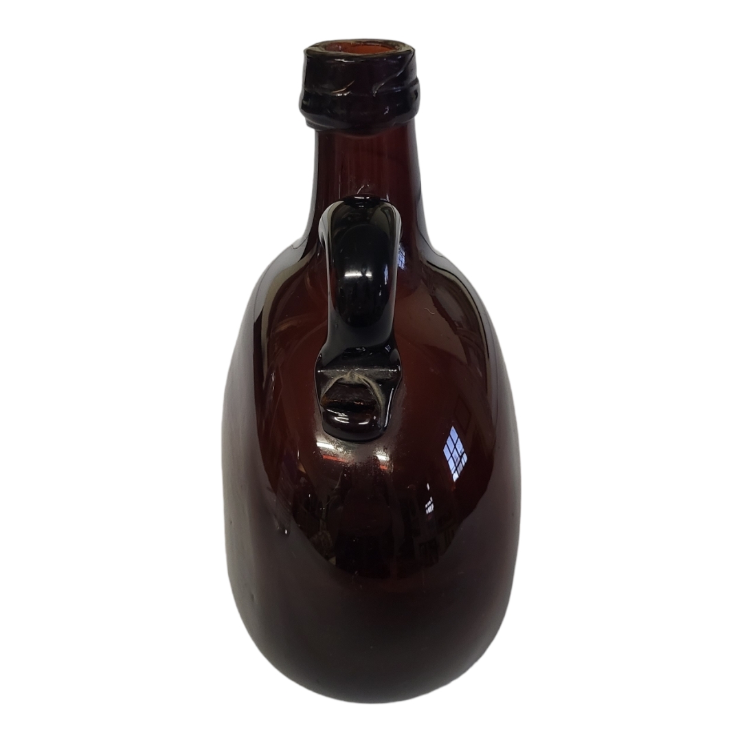 A VINTAGE AMBER GLASS FLAGON DECANTER/BOTTLE Facing a single handle and oval body. (approx 17cm x - Image 2 of 9