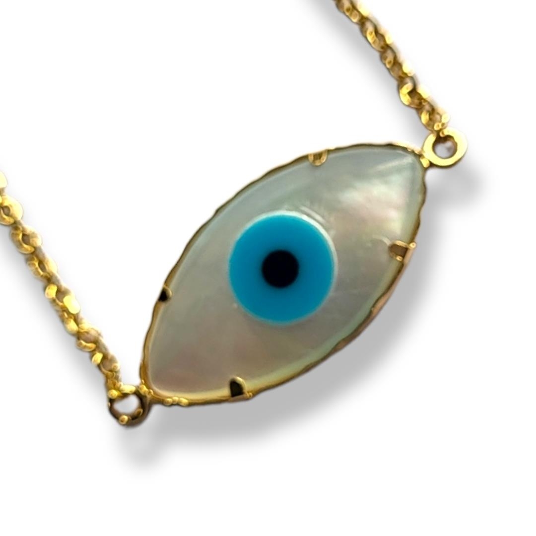 A 14CT GOLD AND MOTHER OF PEARL 'EYE' BRACELET The oval cut mother of pearl disc forming an eye - Image 2 of 2