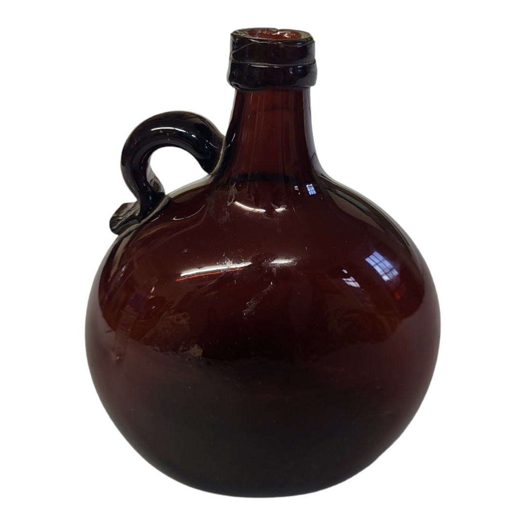 A VINTAGE AMBER GLASS FLAGON DECANTER/BOTTLE Facing a single handle and oval body. (approx 17cm x - Image 5 of 9