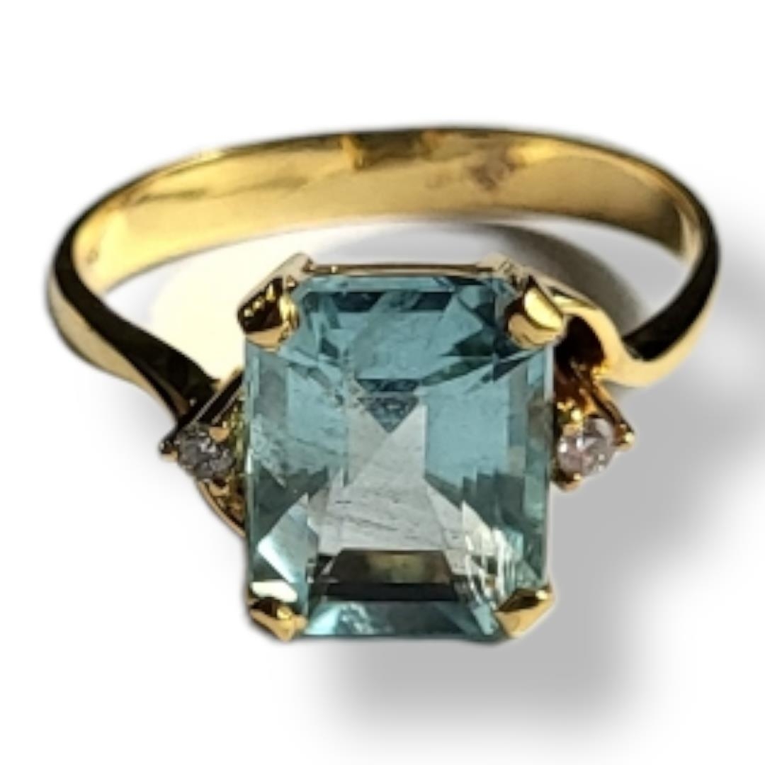 A 14CT GOLD AND AQUAMARINE RING The cushion cut central stone flanked by round cut diamonds. (aqua - Image 2 of 3