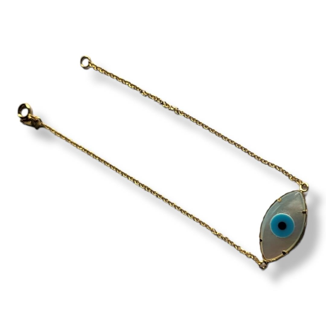 A 14CT GOLD AND MOTHER OF PEARL 'EYE' BRACELET The oval cut mother of pearl disc forming an eye