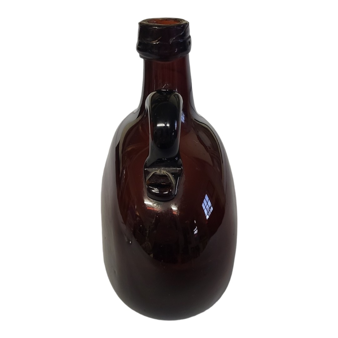 A VINTAGE AMBER GLASS FLAGON DECANTER/BOTTLE Facing a single handle and oval body. (approx 17cm x - Image 3 of 9