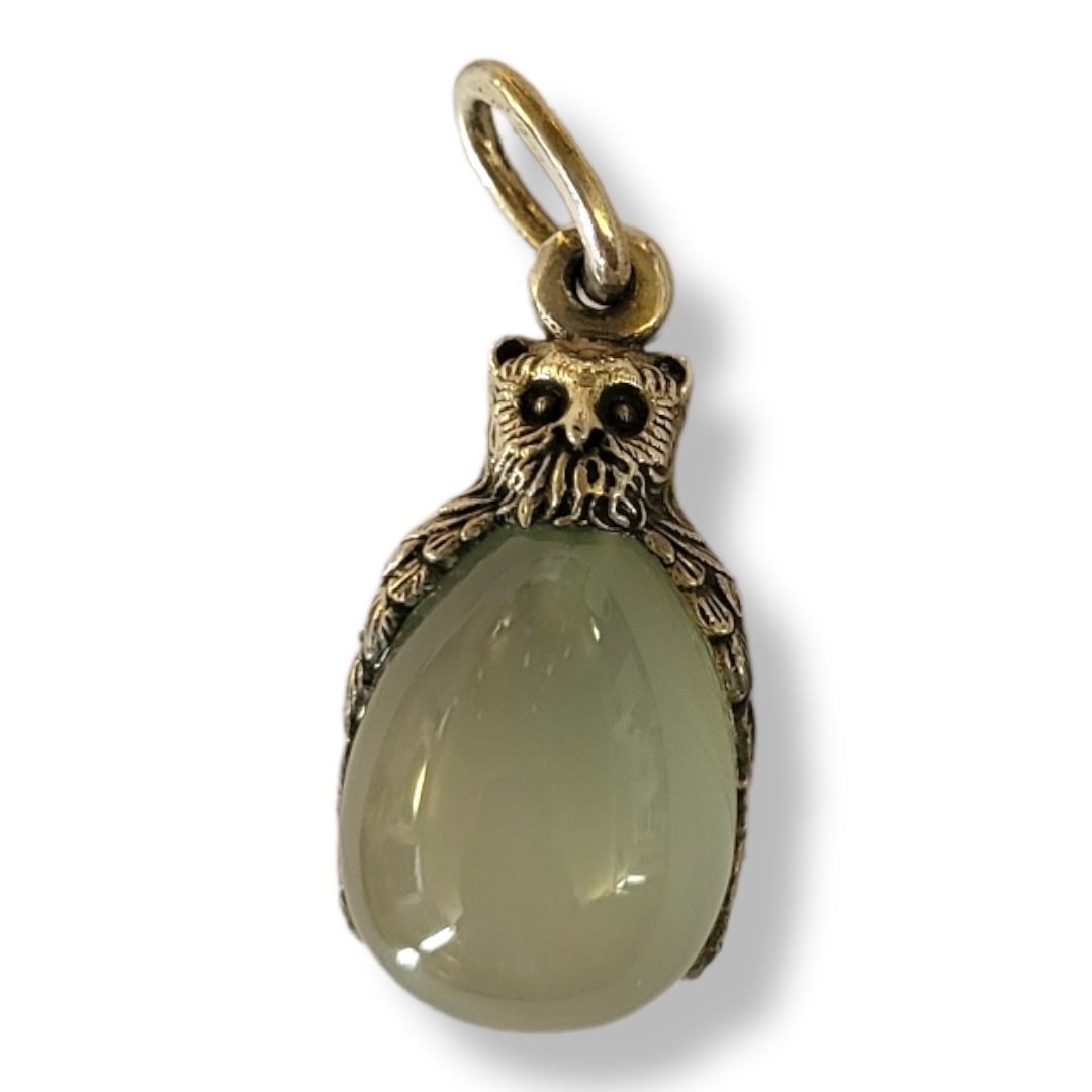 A LATE 20TH CENTURY RUSSIAN STYLE SILVER AND JADE NOVELTY OWL PENDANT Stamped. (length 3cm)