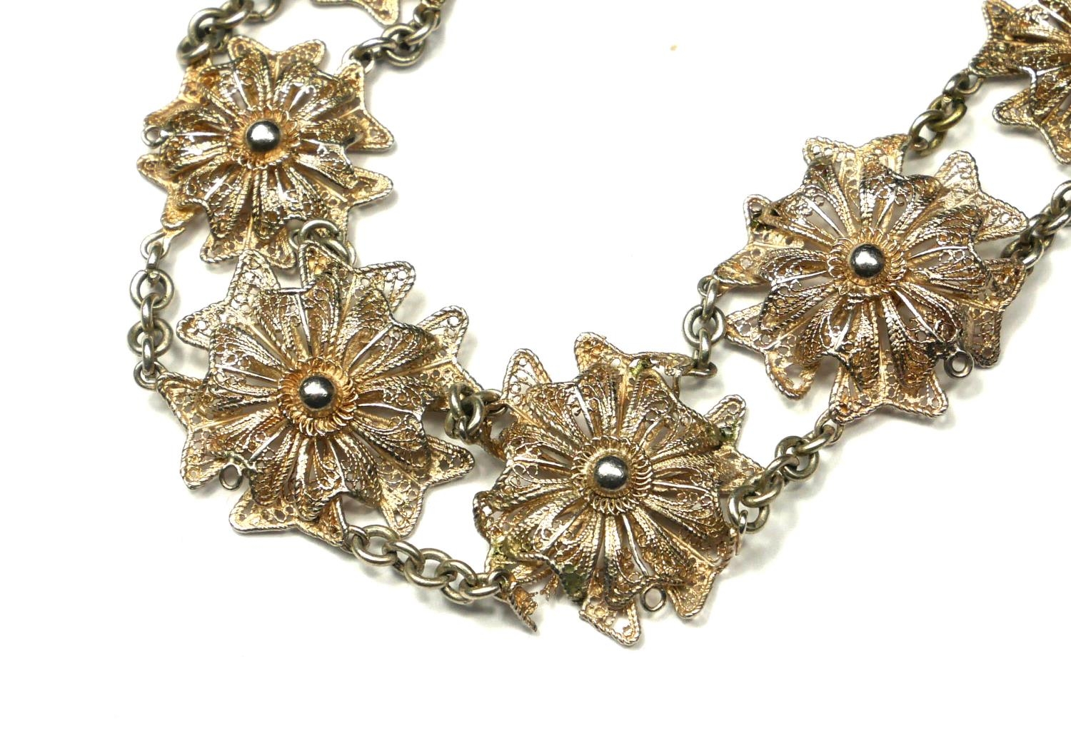 AN EARLY 20TH CENTURY SILVER FILIGREE NECKLACE Having floral form panels with fine chain link - Image 2 of 2