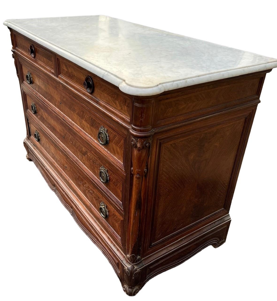 A 19TH CENTURY FRENCH HERRINGBONE ROSEWOOD COMMODE The marble top above two short and four long - Image 2 of 5
