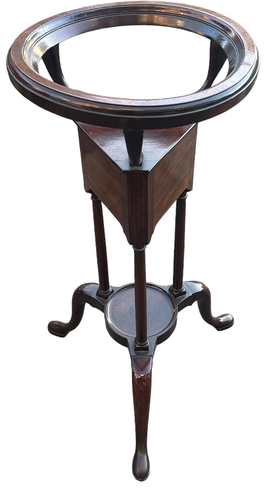 ATTRIBUTED TO ALEXANDER PETER, SCOTTISH, AN 18TH CENTURY GEORGE III MAHOGANY TRIPOD WASHSTAND The - Image 4 of 4