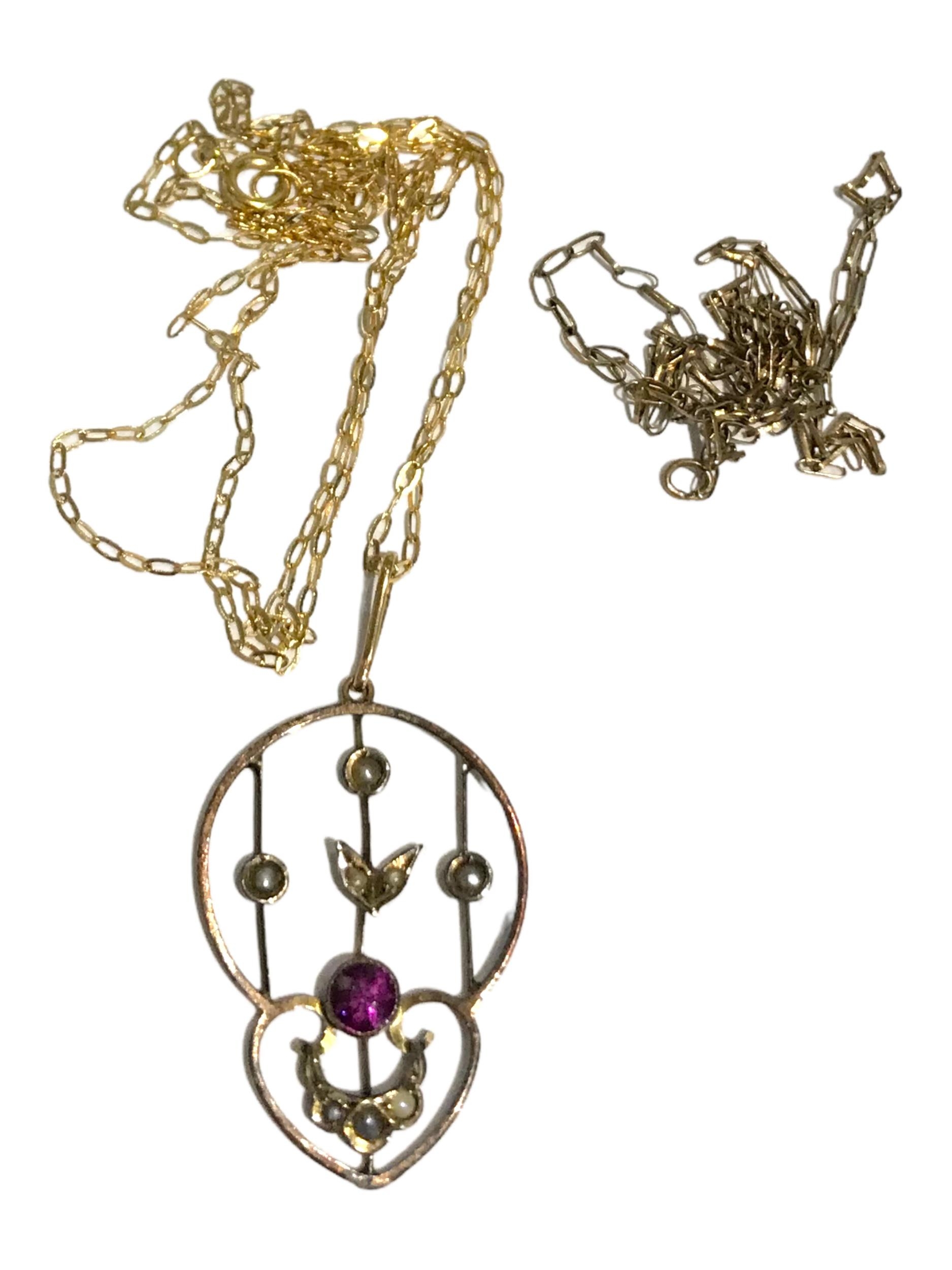 AN EDWARDIAN ART NOUVEAU 9CT GOLD, AMETHYST AND SEED PEARL PENDANT AND CHAIN Together with a - Image 2 of 2