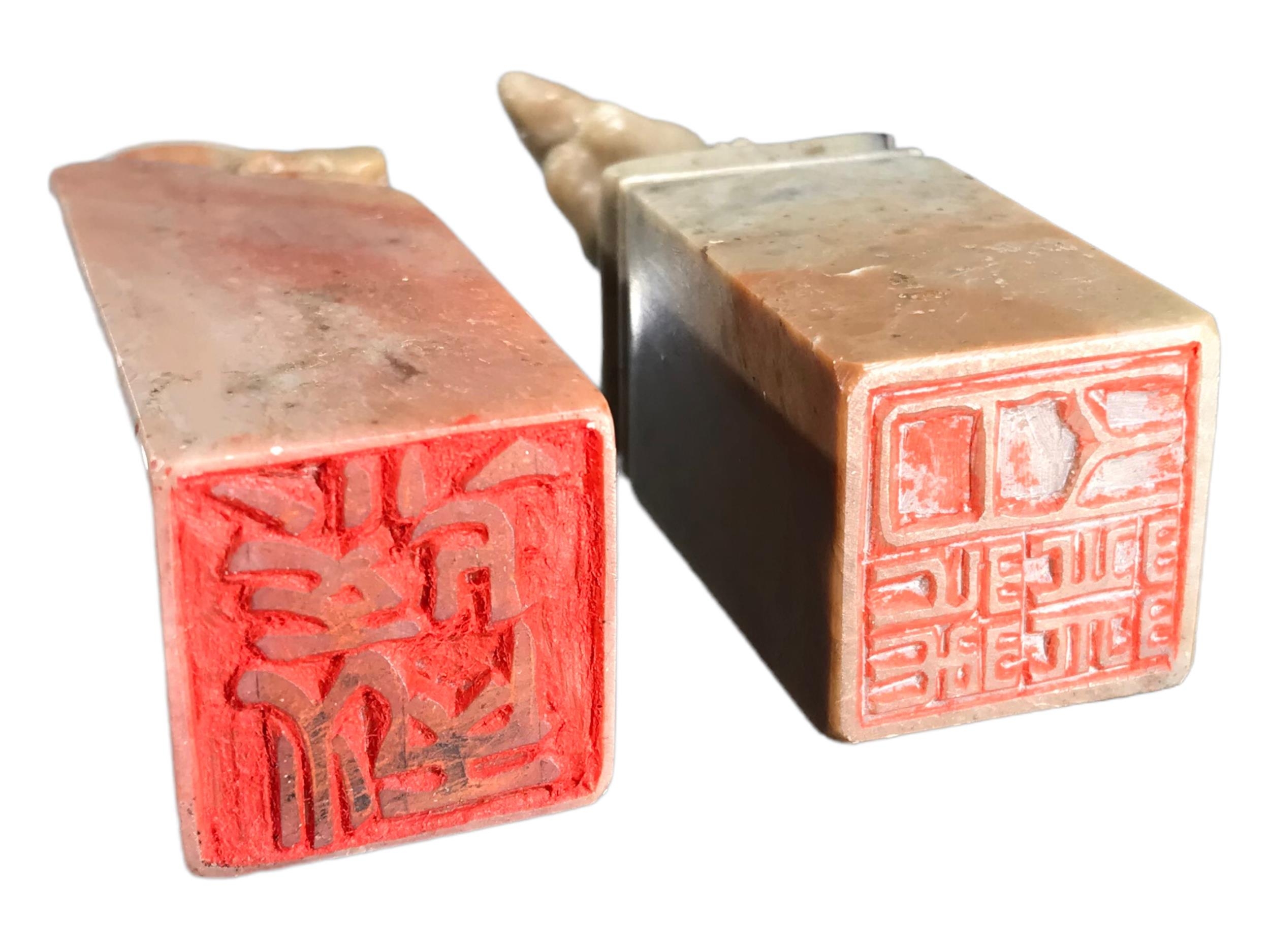 WITHDRAWN TWO CHINESE CARVED SOAPSTONE SEALS HAVING HARE AND RAT FINIALS. (h 8.5cm x w 2.4cm x depth - Image 2 of 2