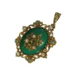 AN EARLY EDWARDIAN 9CT GOLD, NEPHRITE, PEARL AND TURQUOISE ORNATE BROOCH/PENDANT, HALLMARKED LONDON,