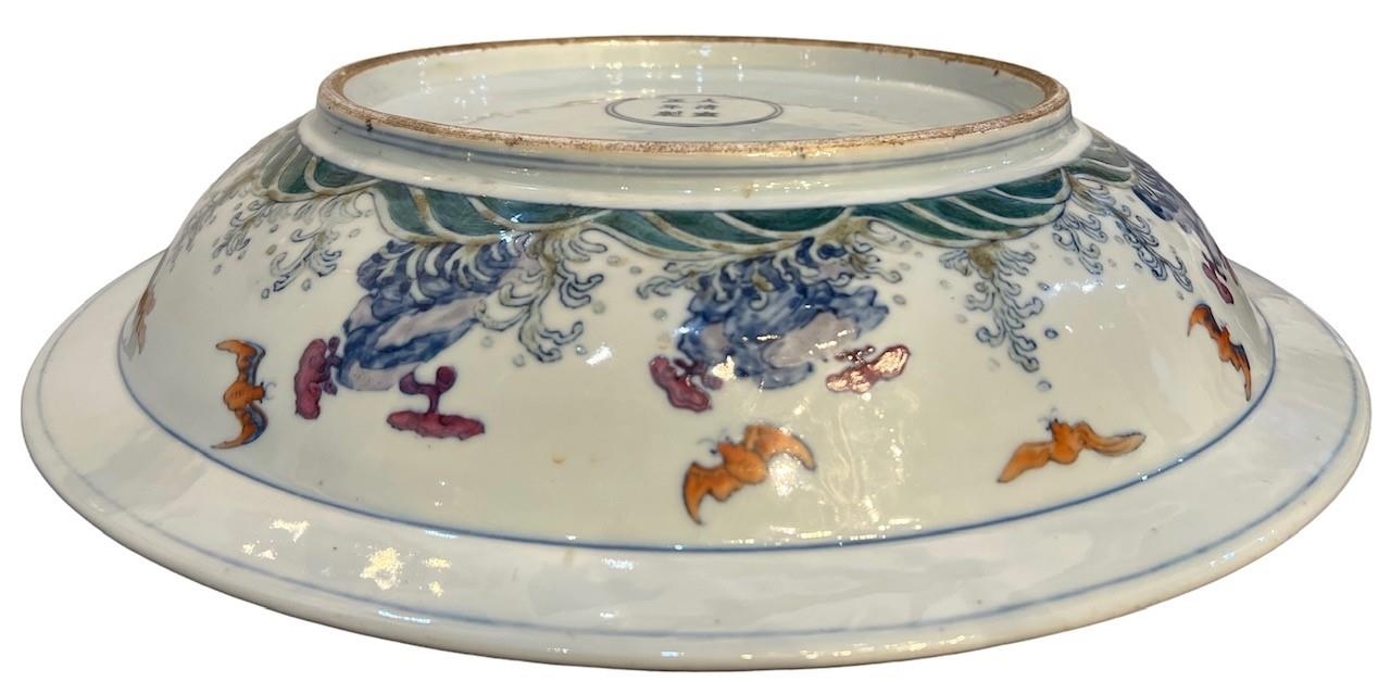A LARGE 18TH/19TH CENTURY CHINESE DOUCAI 'DRAGON AND PHOENIX' CHARGER The center painted with a five - Image 3 of 6