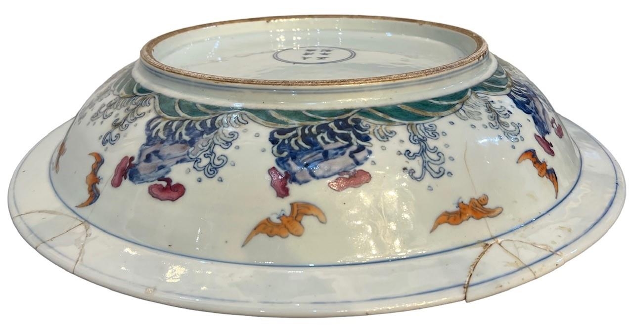 A LARGE 18TH/19TH CENTURY CHINESE DOUCAI 'DRAGON AND PHOENIX' CHARGER The center painted with a five - Image 5 of 6