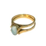 A 14CT GOLD, BLACK AND BLUE LACE AGATE REVERSIBLE FLIP RING. (UK ring size O, gross weight 3.3g)