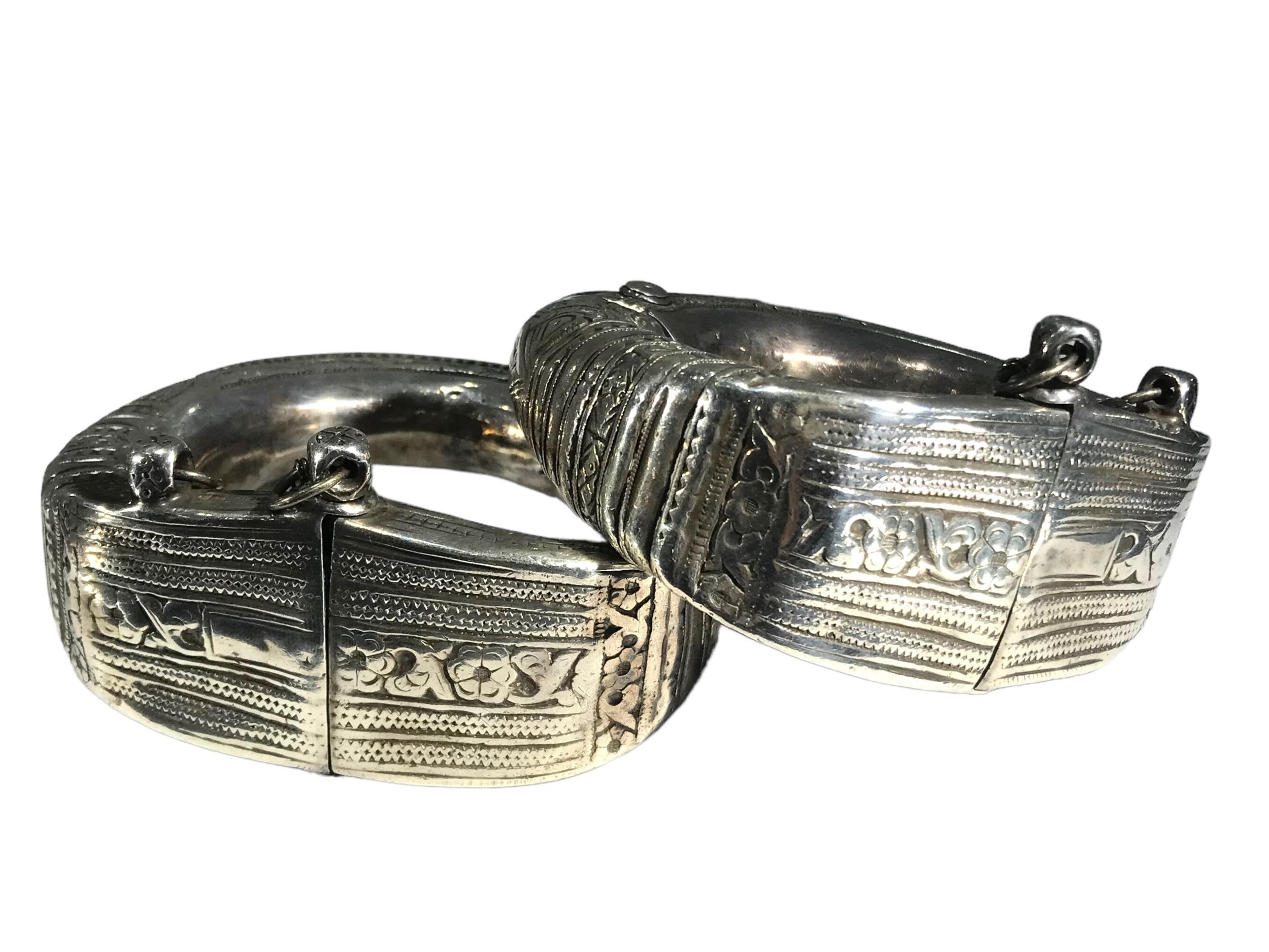 A PAIR OF LATE 19TH/EARLY 20TH CENTURY OMANI SILVER ANKLETS (PROBABLY FROM SUR, OMAN) Decorated with - Image 2 of 4