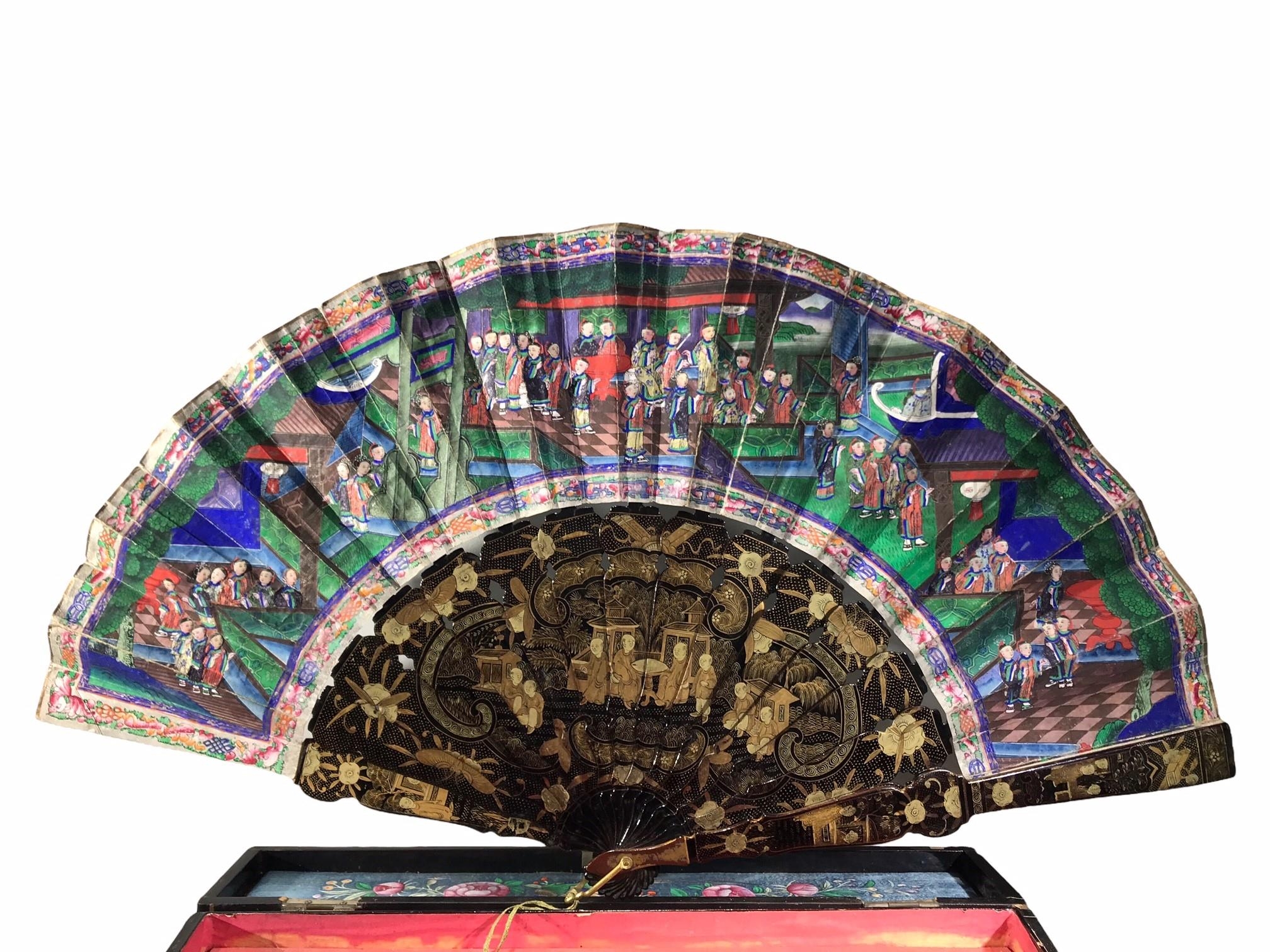 A CHINESE QING DYNASTY DAOGUANG PERIOD PAPER AND LACQUER FAN Painted on both sides decorated with ‘ - Image 3 of 5