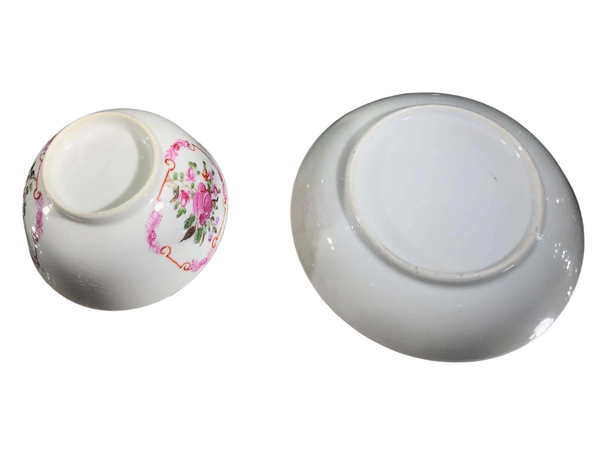 AN 18TH CENTURY CHINESE EXPORT FAMILLE ROSE PORCELAIN TEA BOWL AND SAUCER Decorated with roses and - Image 3 of 3