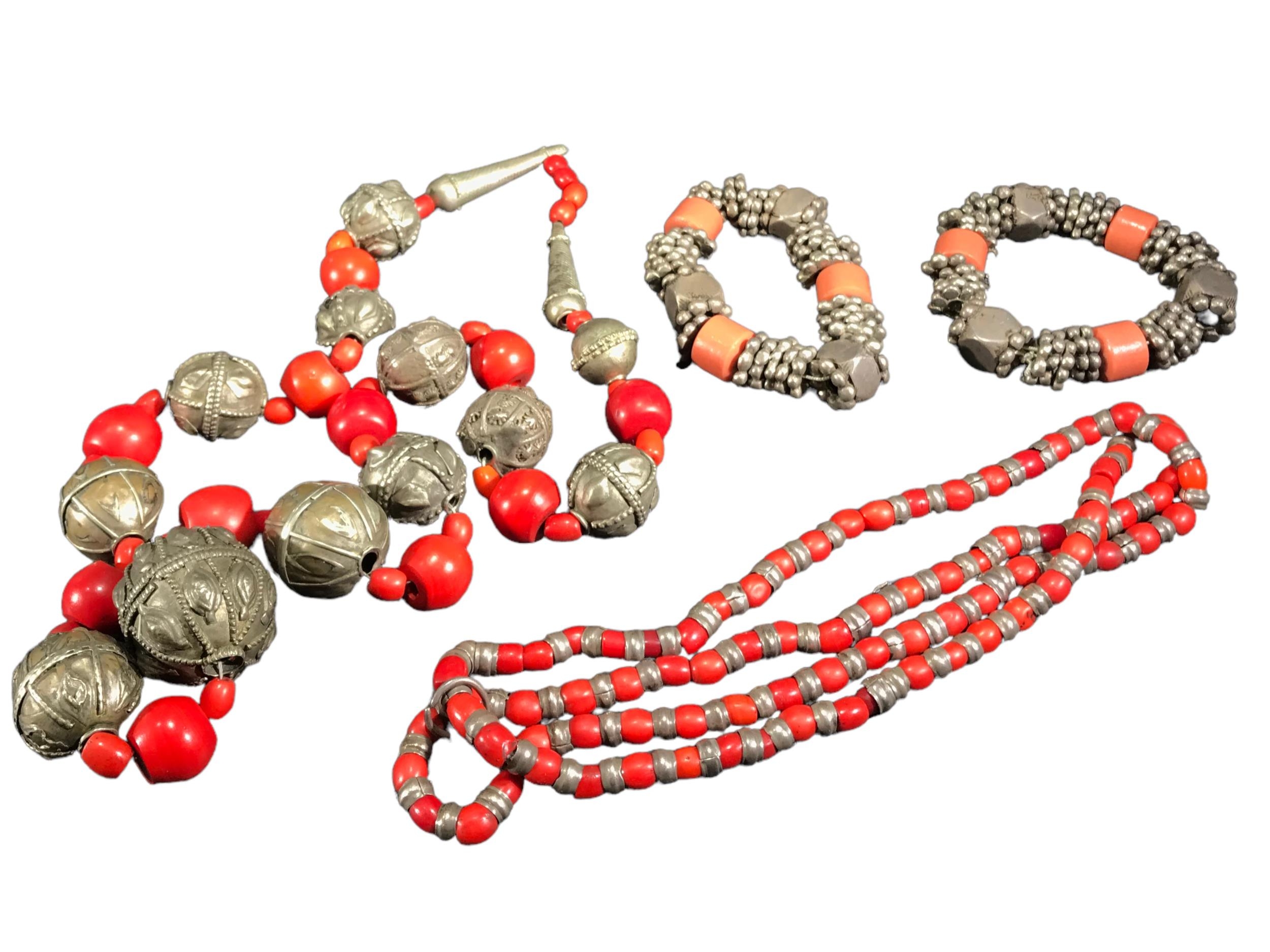 A LATE 19TH/EARLY 20TH CENTURY OMANI SILVER AND CORAL HANESHEH NECKLACE, PROBABLY FROM DHOFARI - Image 2 of 2